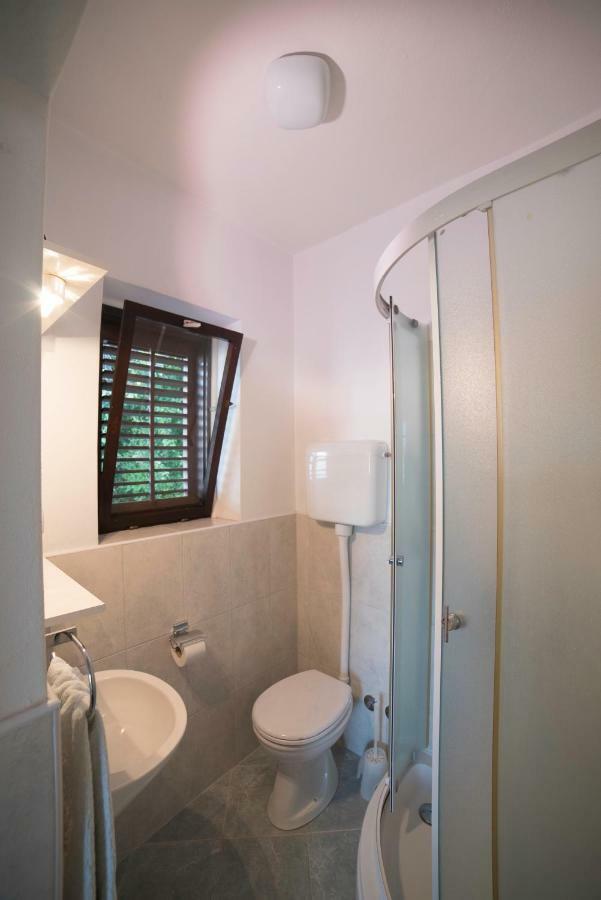 Apartmani Mia Palit エクステリア 写真
